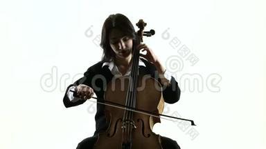 音乐家女孩演奏<strong>中提琴</strong>，排练一篇作文。 白色背景。 慢动作